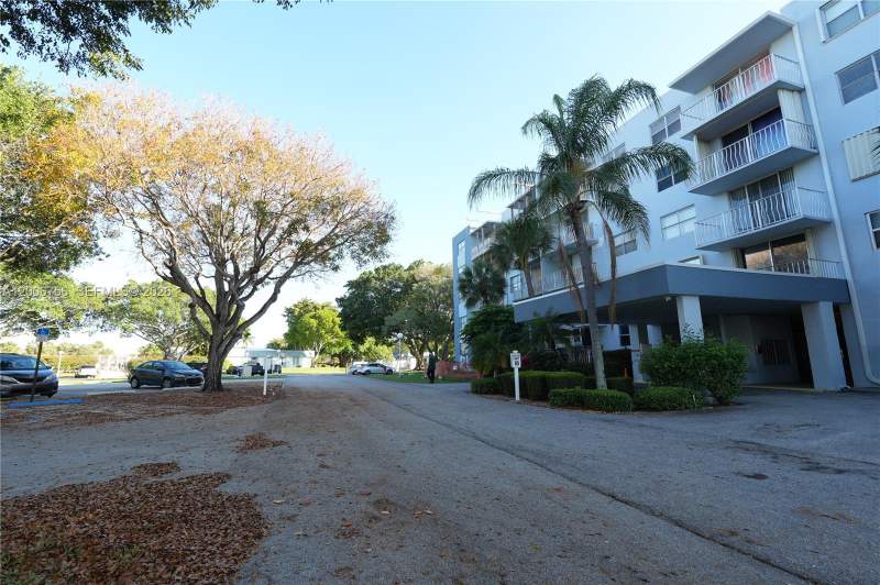 2 bedroom Condominium at 500 Executive Center Drive #2A, Breakwaters Of The Palm Beaches Condo, West Palm Beach — photo 2