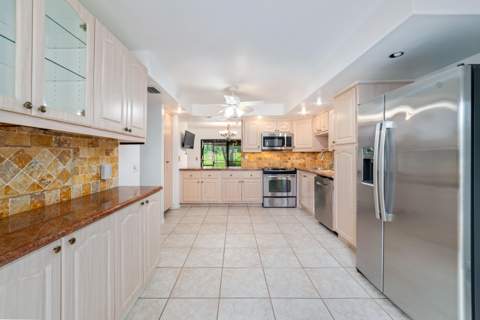 219 Wildwood Circle, Deerfield Beach FL - photo 6 of 28