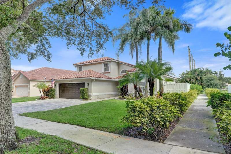 4 bedroom Single Family Residence at 10729 Edinburgh Street, Embassy Lakes, Cooper City — photo 3