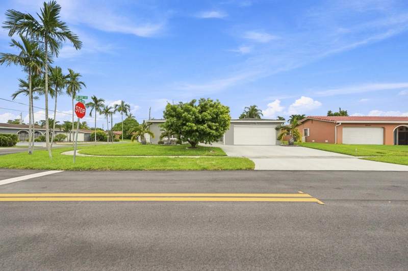3 bedroom Single Family Residence at 8481 NW 24th Street, Sunrise Golf Village Sec 19, Sunrise — photo 2