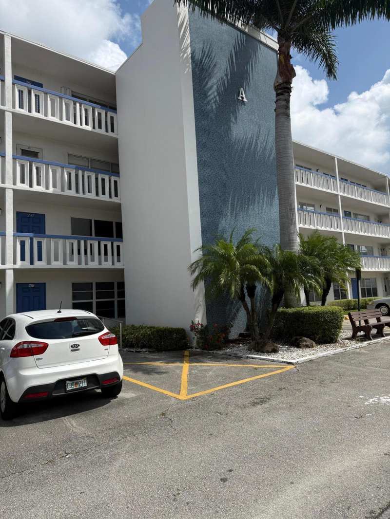 1 bedroom Condominium at 407 Greenbrier A, Century Village - Greenbrier Condo, West Palm Beach — photo 1