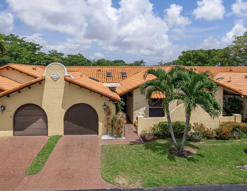 2 bedroom Villa at 5325 S Bolero Circle, Casa Del Rey 2, Delray Beach — photo 1