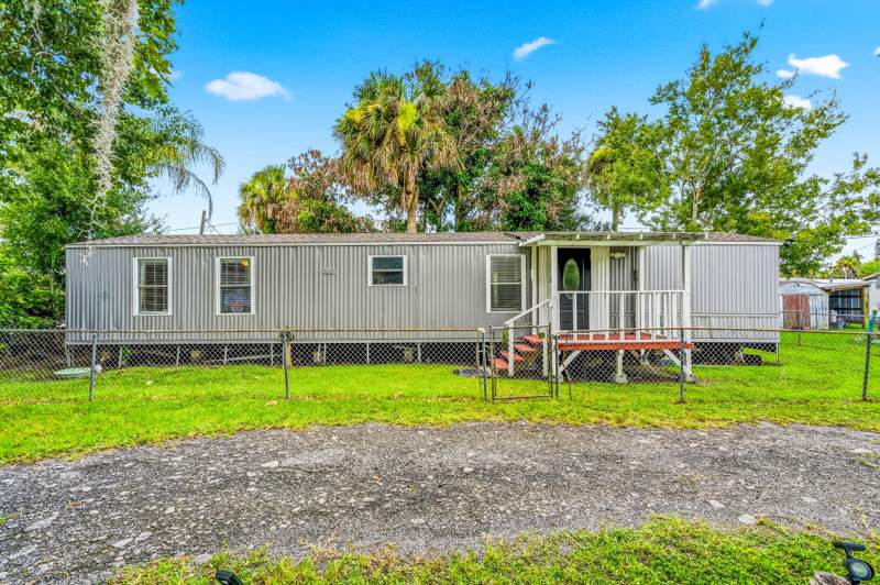 2 bedroom Mobile Home at 5133 Melissa Lane, Green Acres Unit 3, Fort Pierce — photo 2