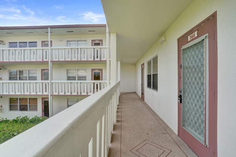 1 bedroom Condominium at 566 Fanshaw, Fanshaw At Century Village Condo, Boca Raton — photo 3