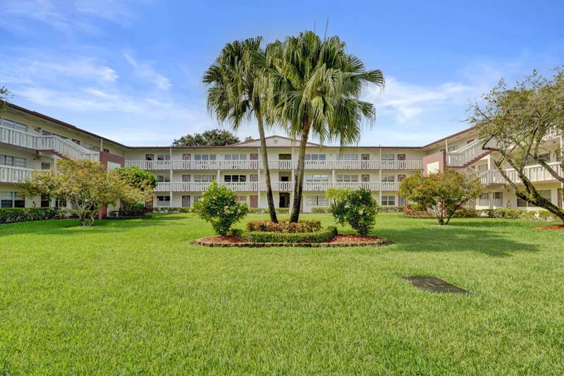 1 bedroom Condominium at 566 Fanshaw, Fanshaw At Century Village Condo, Boca Raton — photo 2
