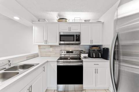 3874 Victoria Drive, West Palm Beach FL - photo 10 of 17