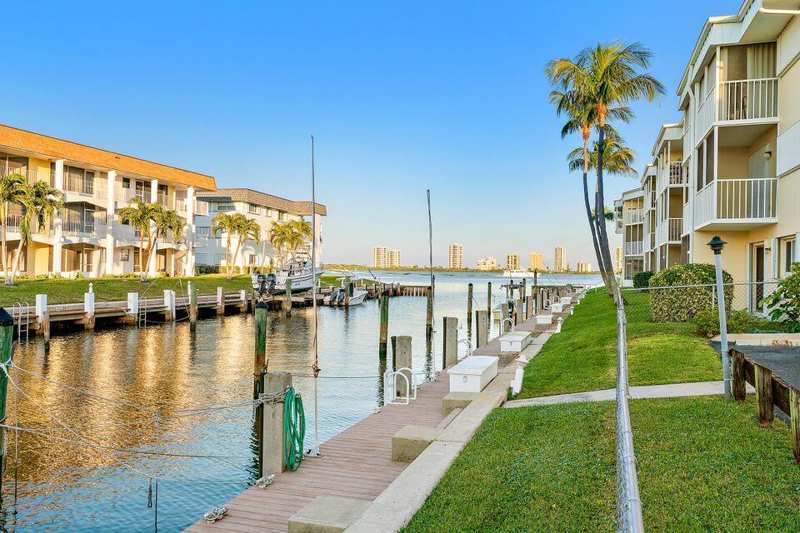 2 bedroom Stock Cooperative at 111 Doolen Court #110, Lake Colony Apts Three Inc, North Palm Beach — photo 1