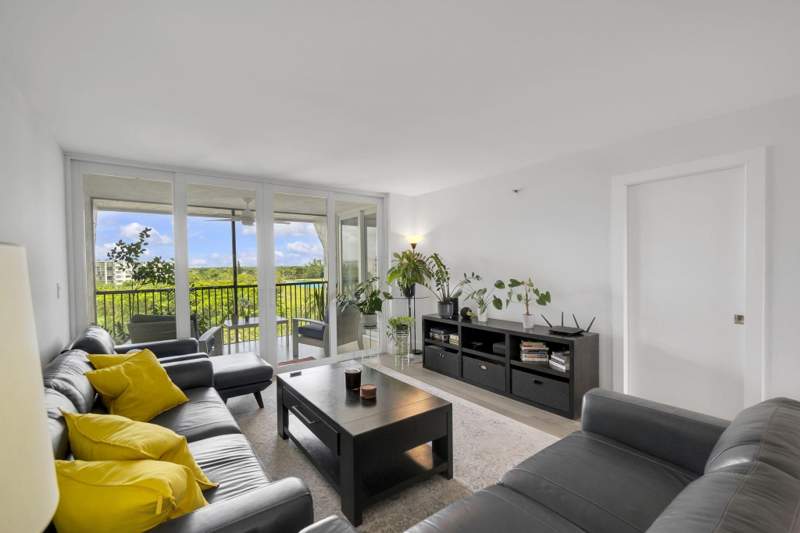 2 bedroom Condominium at 3940 Inverrary Boulevard #803-A, 18th Hole At Inverrary Condo, Lauderhill — photo 2