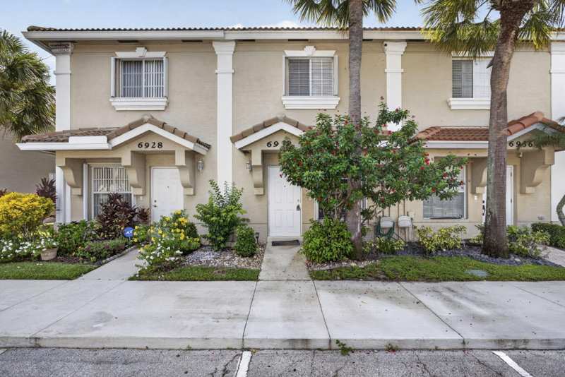 2 bedroom Townhouse at 6932 Stoney Creek Circle, Smithbrooke, Lake Worth — photo 1
