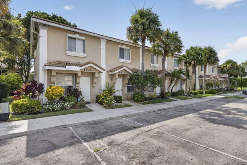 2 bedroom Townhouse at 6932 Stoney Creek Circle, Smithbrooke, Lake Worth — photo 2