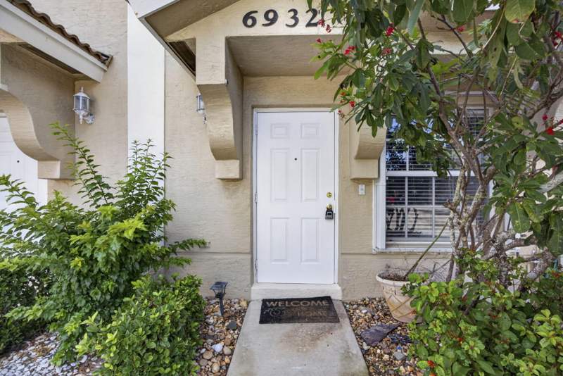 2 bedroom Townhouse at 6932 Stoney Creek Circle, Smithbrooke, Lake Worth — photo 3