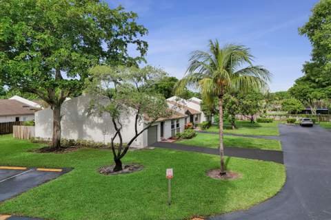 904 NW 51st Street, Deerfield Beach FL - photo 6 of 62