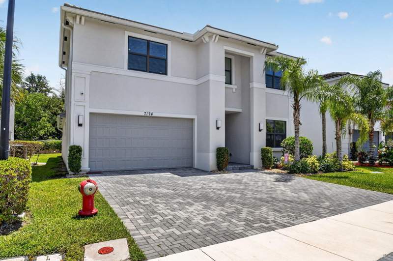 5 bedroom Single Family Residence at 7174 Villamar Way, Toscana Isles, Lake Worth — photo 2