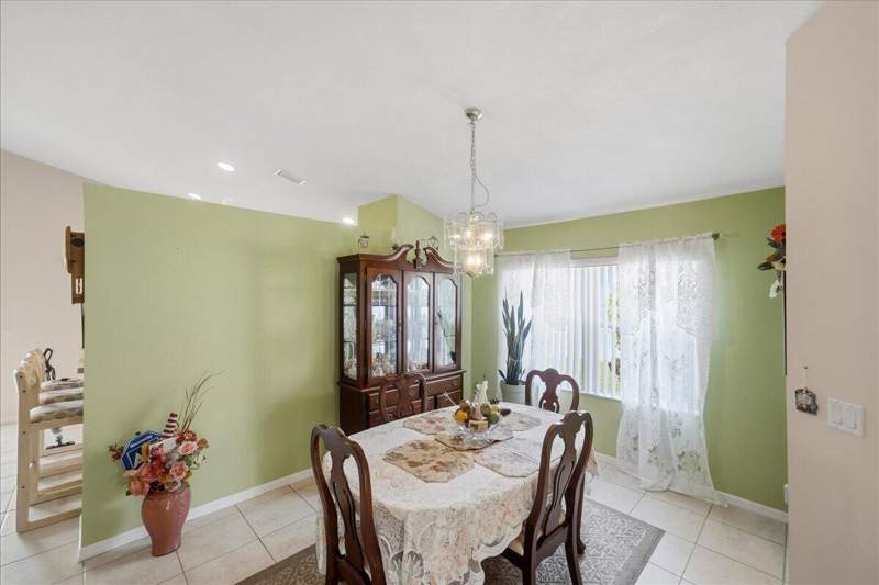 3 bedroom Single Family Residence at 401 SW Lake Forest Way, Lakeforest Phase IV — photo 4