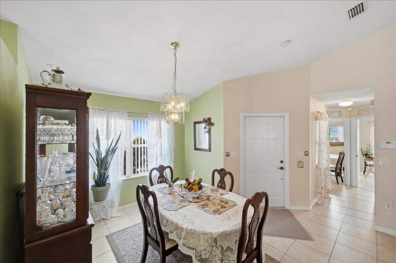 3 bedroom Single Family Residence at 401 SW Lake Forest Way, Lakeforest Phase IV — photo 5