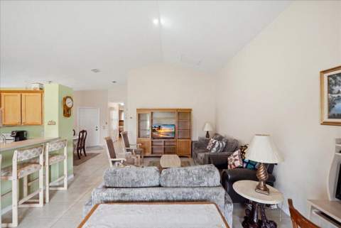401 SW Lake Forest Way, FL - photo 7 of 36