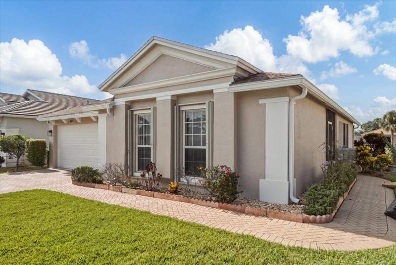 3 bedroom Single Family Residence at 401 SW Lake Forest Way, Lakeforest Phase IV — photo 3