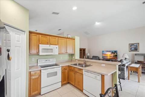 401 SW Lake Forest Way, FL - photo 11 of 36