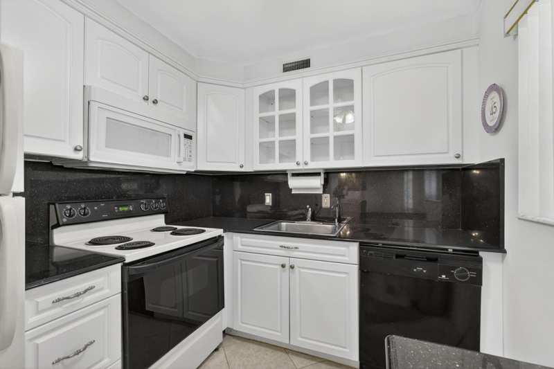 2 bedroom Condominium at 100 Sheffield, Sheffield Condos A To Q, West Palm Beach — photo 1