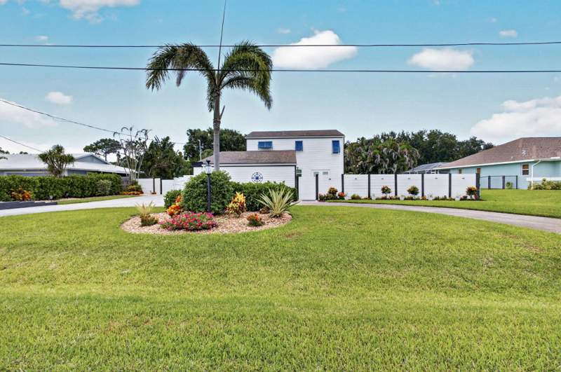 3 bedroom Single Family Residence at 5723 SE Orange Blossom Trail, Poinciana Gardens, Hobe Sound — photo 2