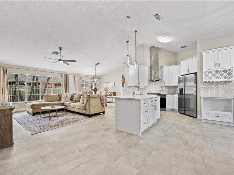 3 bedroom Single Family Residence at 237 Moccasin Trail, Indian Creek Ph 8-A, Jupiter — photo 2