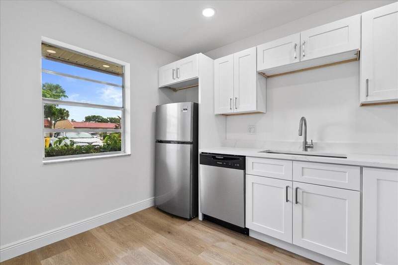 1 bedroom Condominium at 154 Lake Barbara Drive, GOLDEN LAKES VILLAGE CONDO 1 THRU 13-A, West Palm Beach — photo 4