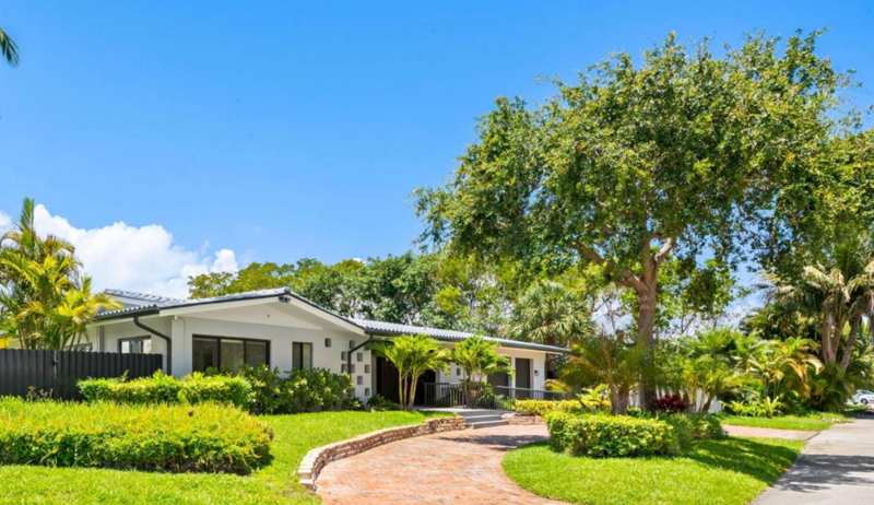 4 bedroom Single Family Residence at 2811 NE 53rd Court, Pompano Waterway Estates, Lighthouse Point — photo 1