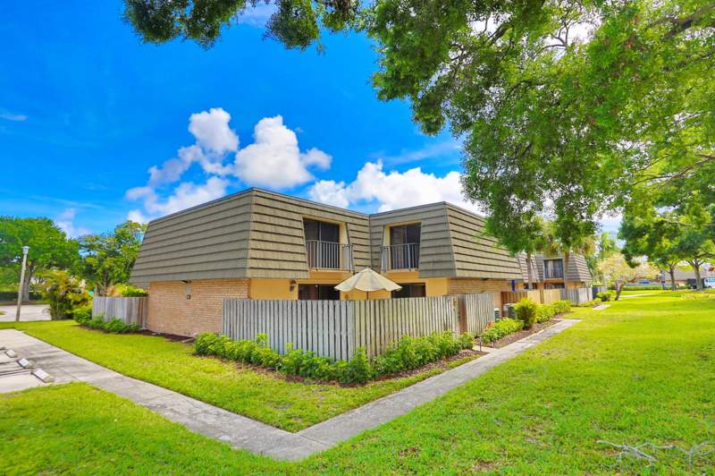 2 bedroom Townhouse at 325 3rd Way, Village Of Sandalwood Lakes 1, West Palm Beach — photo 2
