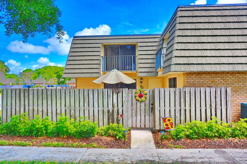 2 bedroom Townhouse at 325 3rd Way, Village Of Sandalwood Lakes 1, West Palm Beach — photo 4