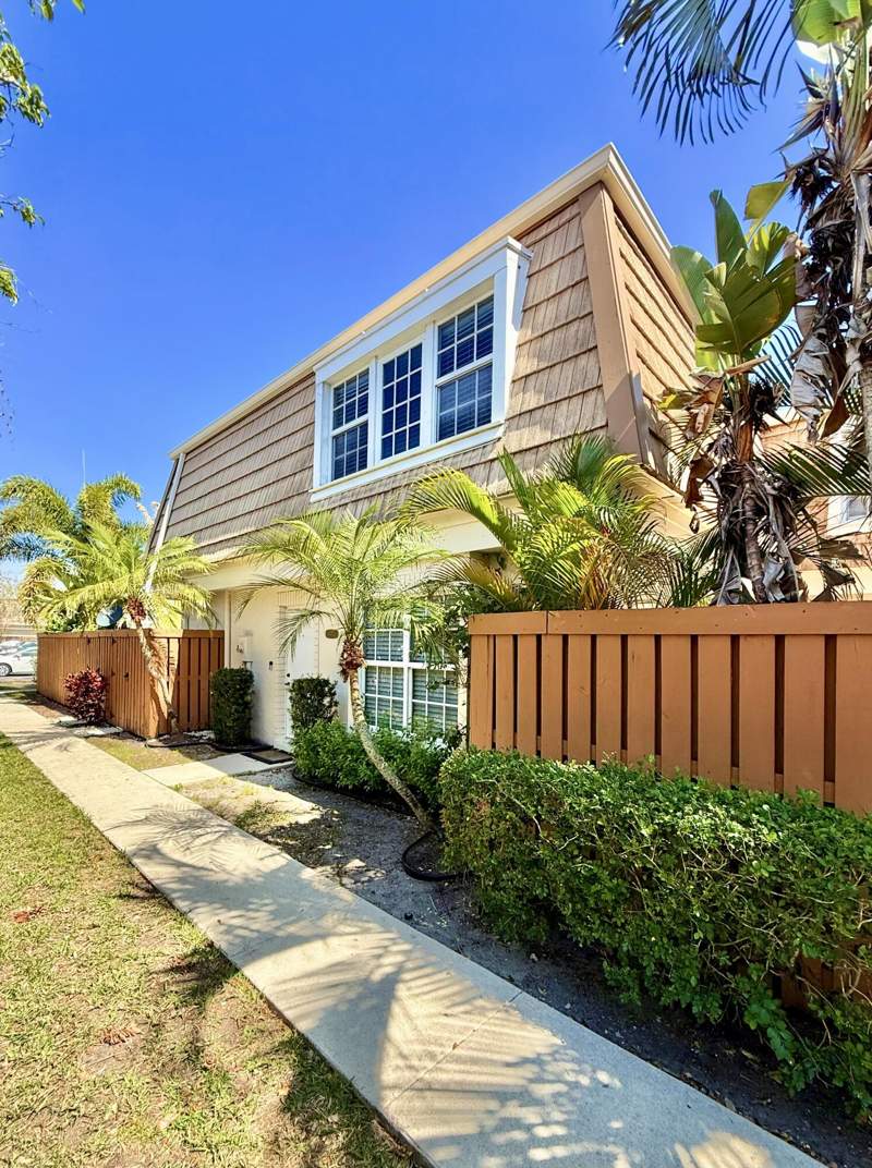 3 bedroom Townhouse at 11584 Winchester Drive, Winchester Court, Palm Beach Gardens — photo 2