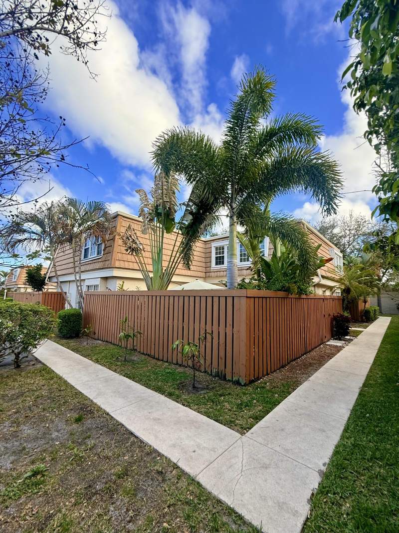 3 bedroom Townhouse at 11584 Winchester Drive, Winchester Court, Palm Beach Gardens — photo 4