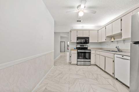 8019 SE Villa Circle, Hobe Sound FL - photo 10 of 40