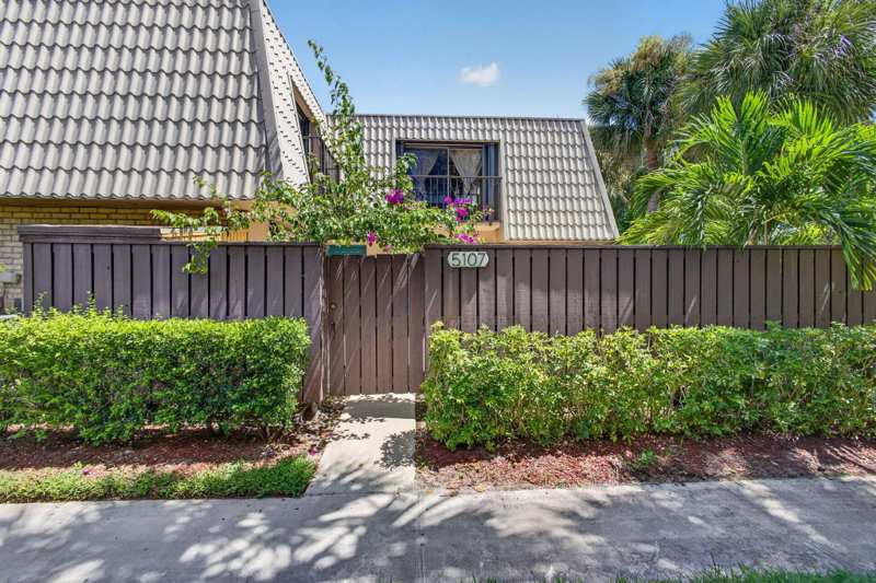 2 bedroom Townhouse at 5107 51st Way, Village Of Sandalwood Lakes South, West Palm Beach — photo 1