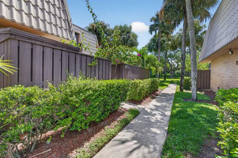 2 bedroom Townhouse at 5107 51st Way, Village Of Sandalwood Lakes South, West Palm Beach — photo 3
