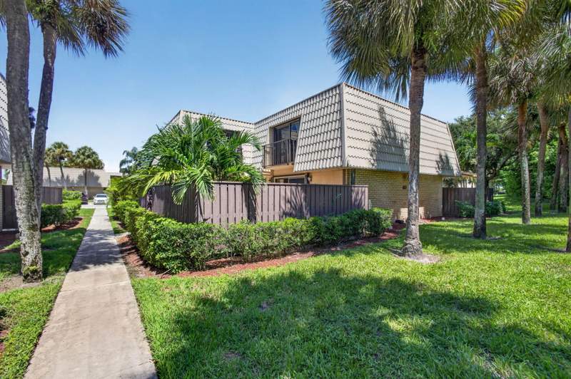 2 bedroom Townhouse at 5107 51st Way, Village Of Sandalwood Lakes South, West Palm Beach — photo 5