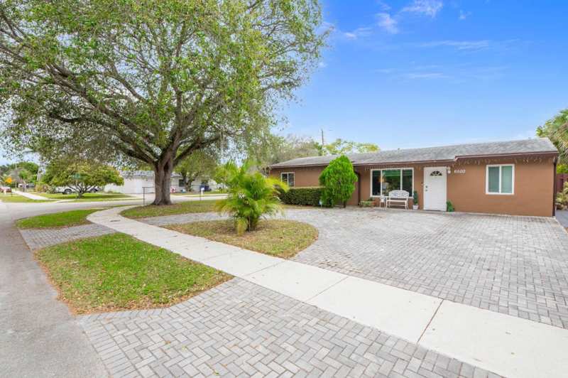 4 bedroom Single Family Residence at 6500 SW 16th Court, Broadview Country Club, North Lauderdale — photo 1