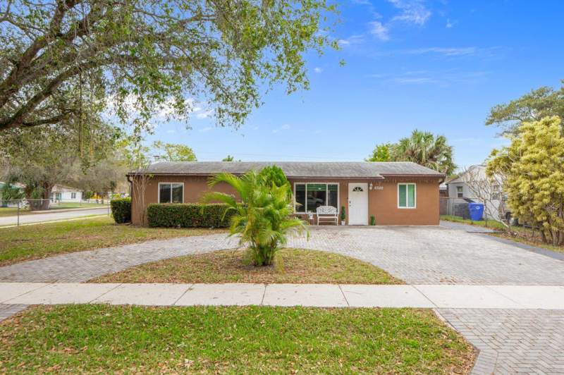 4 bedroom Single Family Residence at 6500 SW 16th Court, Broadview Country Club, North Lauderdale — photo 2