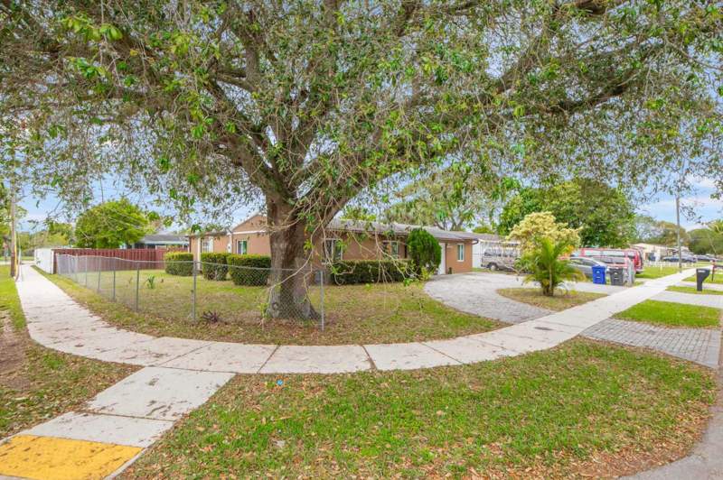 4 bedroom Single Family Residence at 6500 SW 16th Court, Broadview Country Club, North Lauderdale — photo 3