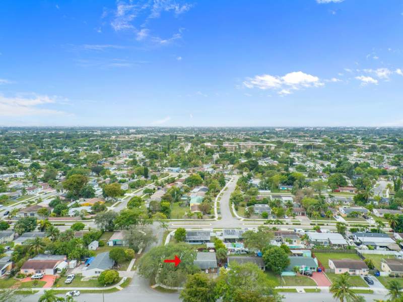 4 bedroom Single Family Residence at 6500 SW 16th Court, Broadview Country Club, North Lauderdale — photo 4