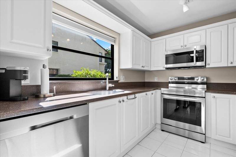 3 bedroom Condominium at 3323 Lucerne Park Drive, Lucerne Park Condos 1,1A,2Thru 15 And 23 Thru 28, Greenacres — photo 3