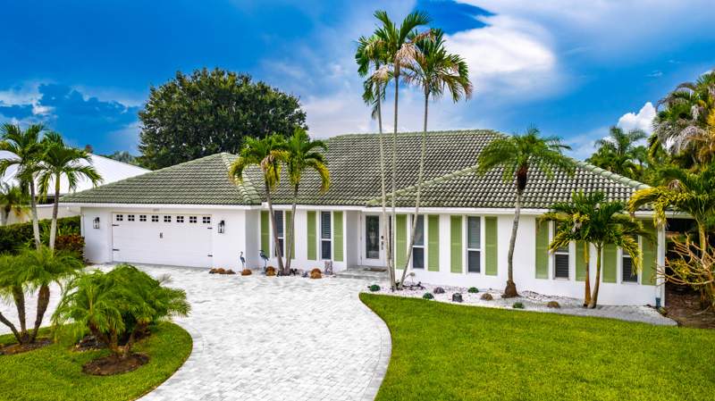 5 bedroom Single Family Residence at 3273 SE Fairway, Yacht & Country Club Of Stuart, Stuart — photo 2