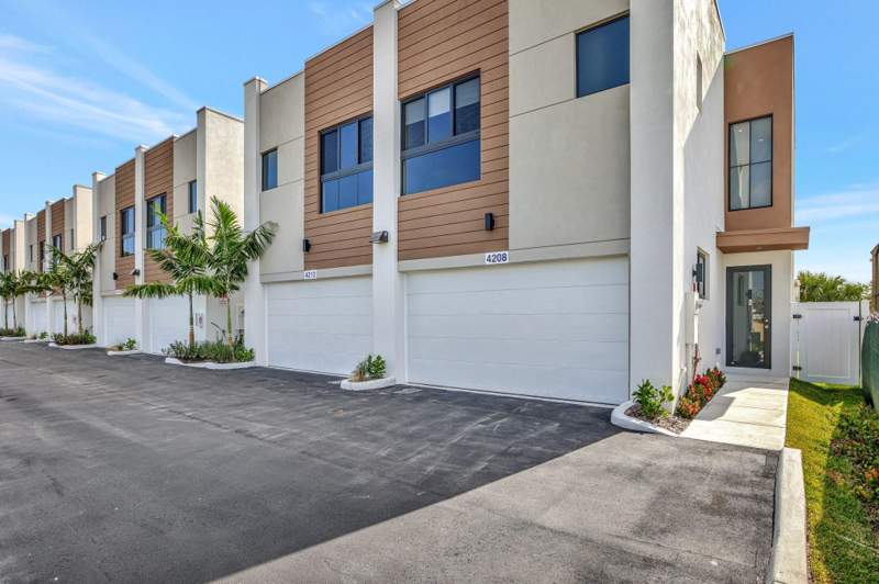3 bedroom Townhouse at 4208 NE 7th Terrace, Floranada Center, Oakland Park — photo 2