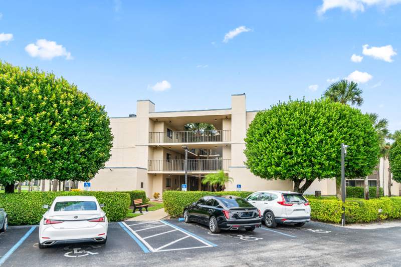 1 bedroom Condominium at 5370 Las Verdes Circle #209, Cypress Condo, Delray Beach — photo 2