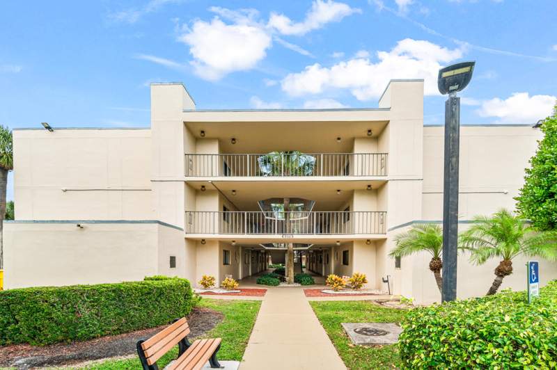 1 bedroom Condominium at 5370 Las Verdes Circle #209, Cypress Condo, Delray Beach — photo 4