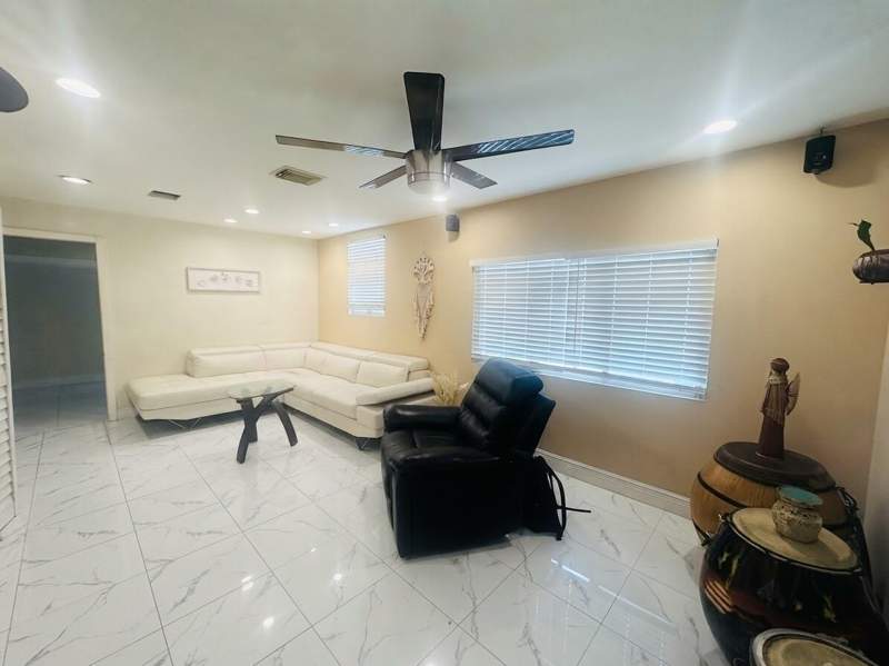 1 bedroom Single Family Residence at 3718 Coconut Road #A, Lakewood Gardens Pl 1 In, Palm Springs — photo 4