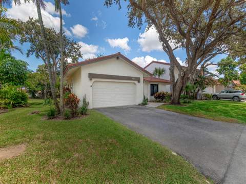 627 Hollows Circle, Deerfield Beach FL - photo 13 of 39