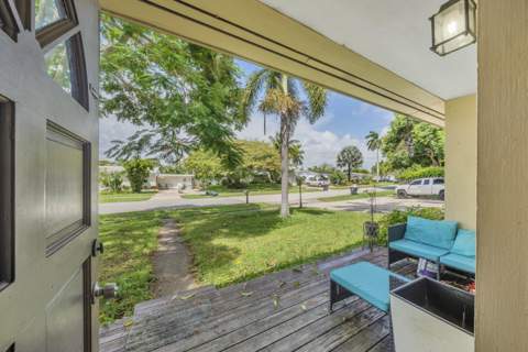 1510 Crest Drive, Lake Worth FL - photo 9 of 34