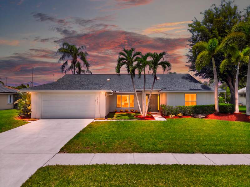 4 bedroom Single Family Residence at 13708 Folkestone Circle, Greenview Shores 2 Of Wellington, Wellington — photo 3