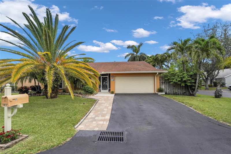 4 bedroom Single Family Residence at 9811 NW 53rd Court, West View Estates, Coral Springs — photo 1