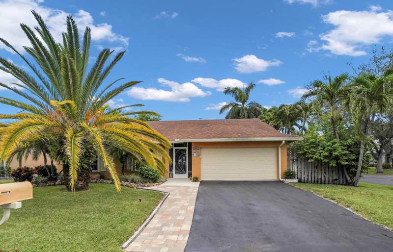 4 bedroom Single Family Residence at 9811 NW 53rd Court, West View Estates, Coral Springs — photo 2